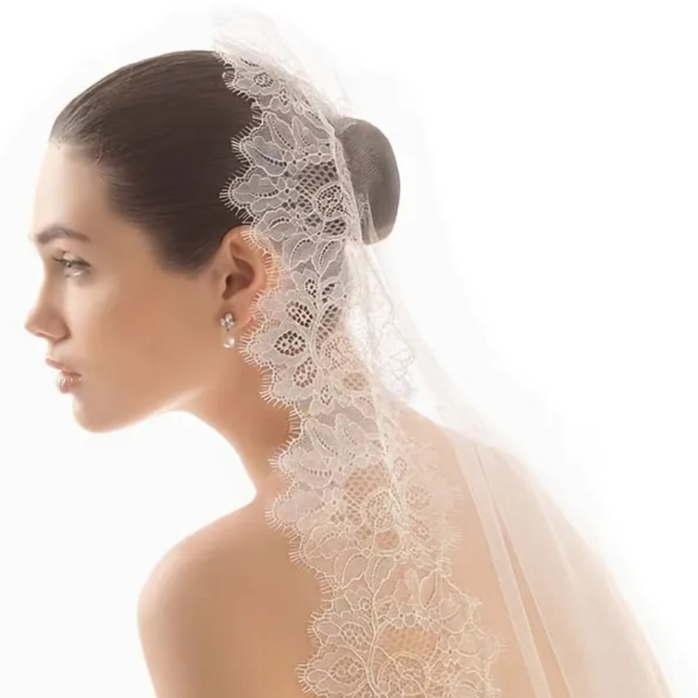 Elegant White Lace Bridal Veil